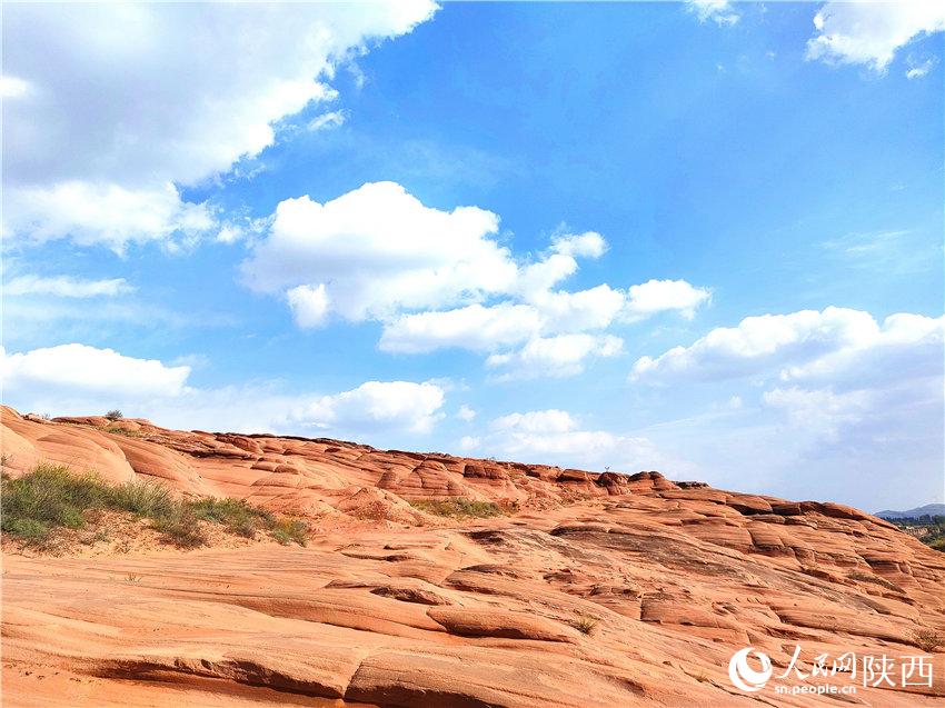 波浪谷景區(qū)的層層紅砂巖與碧水藍(lán)天共入秋色，成為一道醉人的風(fēng)景。白凌燕攝