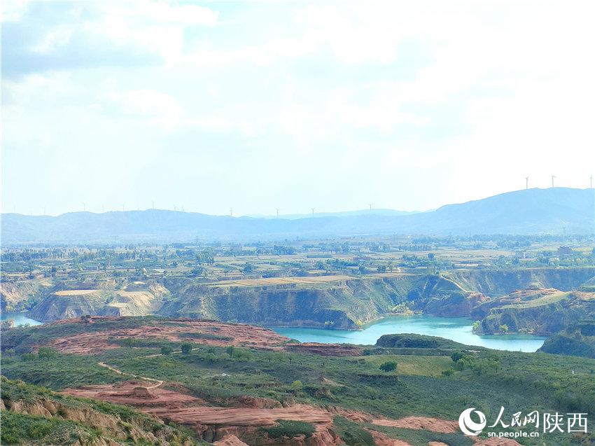 波浪谷景區(qū)的層層紅砂巖與碧水藍(lán)天共入秋色，成為一道醉人的風(fēng)景。白凌燕攝