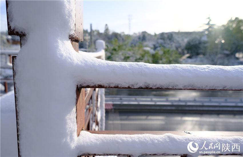 11月6日晚，古城西安迎來2021年第一場(chǎng)雪。吳超攝