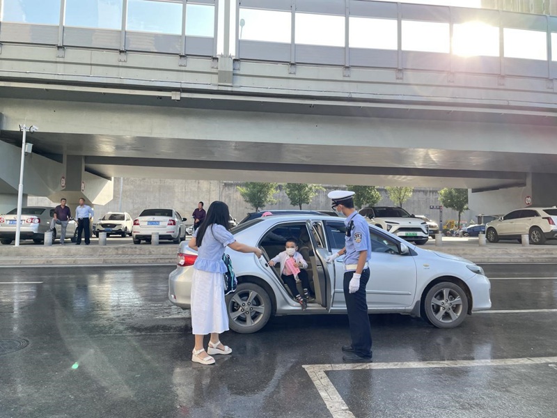 西安交警指揮中心“開學(xué)首日”指揮崗全員上崗，嚴(yán)防發(fā)生長時間、大面積交通擁堵。西安市交警支隊供圖