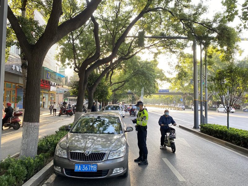 西安交警指揮中心“開(kāi)學(xué)首日”指揮崗全員上崗，嚴(yán)防發(fā)生長(zhǎng)時(shí)間、大面積交通擁堵。西安市交警支隊(duì)供圖