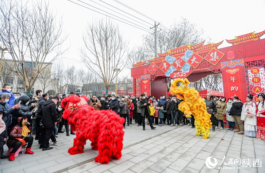 陜西高陵年貨大集現(xiàn)場(chǎng)的傳統(tǒng)舞獅表演。