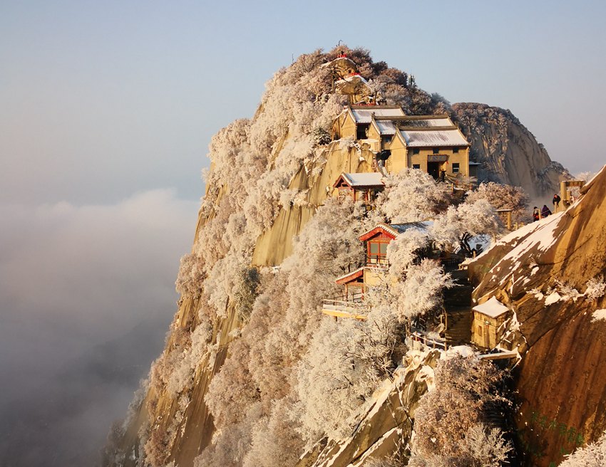 雪霽初晴 華山巍峨美如畫。左小峰 攝