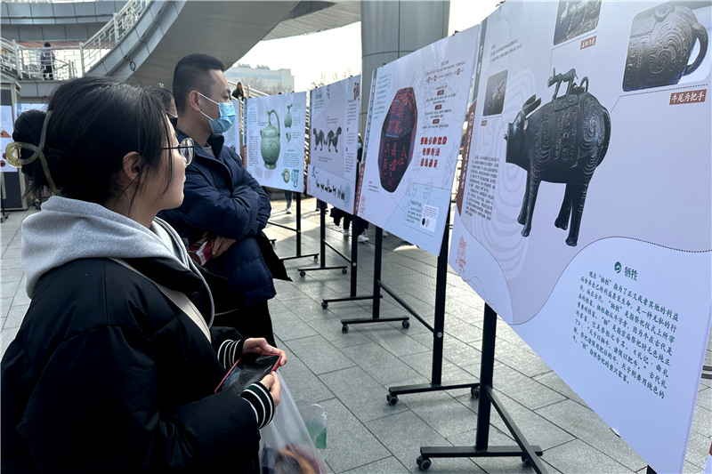 市民們正在觀看陜西歷史博物館的精品文物展板。李志強 攝