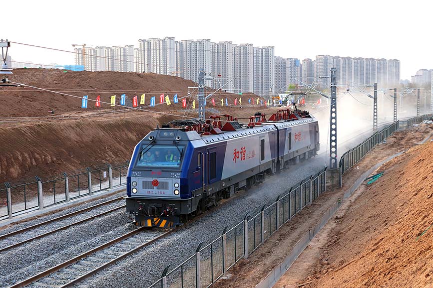 西安東站建設(shè)區(qū)域，電力機車從剛剛開通的西康便線順利通過。劉翔攝