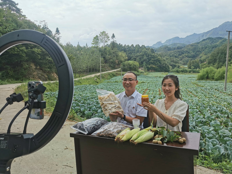 孟露聯(lián)合村干部通過(guò)多種形式助力農(nóng)產(chǎn)品銷售。