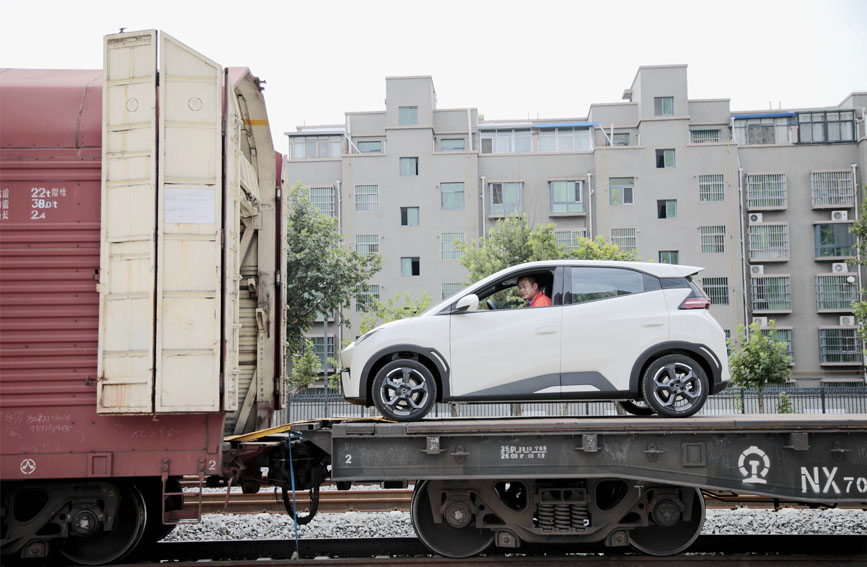 小汽車有序駛?cè)牖疖囓噹?。馬澤旭攝