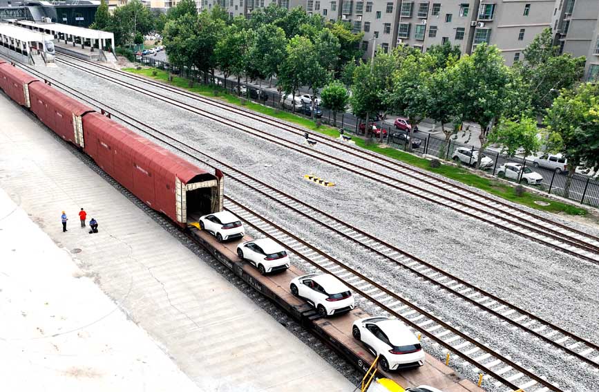 一輛輛小汽車有序駛?cè)牖疖囓噹?。馬澤旭攝