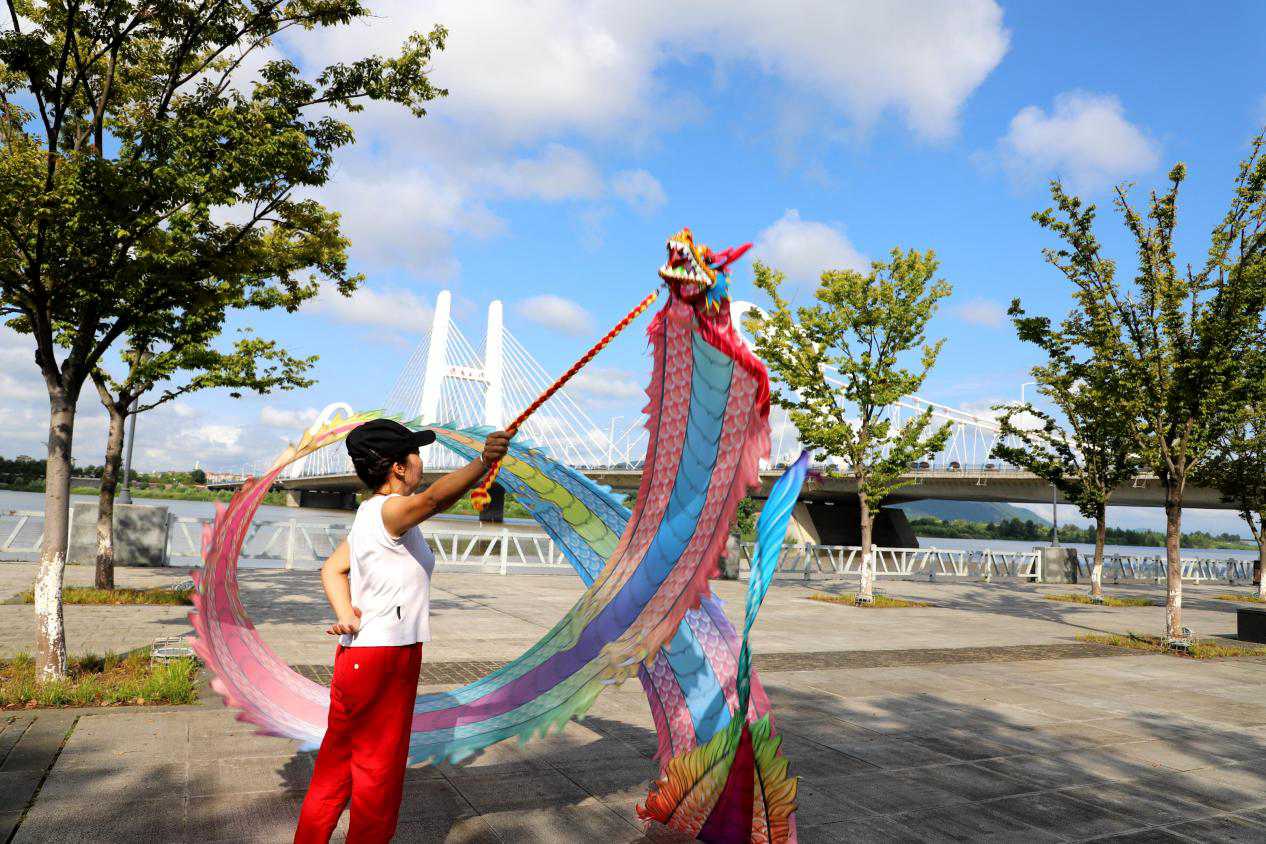 市民在天漢濕地公園健身舞龍。