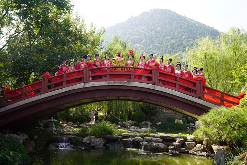 在華清宮九龍湖上，鵲橋彎彎，紅色的綢緞交織纏綿，宛若銀河。王三合 攝