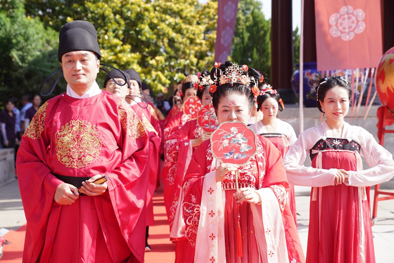 新人著鳳冠霞帔體驗(yàn)唐代傳統(tǒng)婚禮儀式。王三合 攝