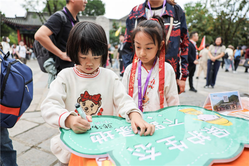 長假期間，華清宮景區(qū)策劃了一系列精彩的“文化大餐”。華清宮景區(qū)供圖