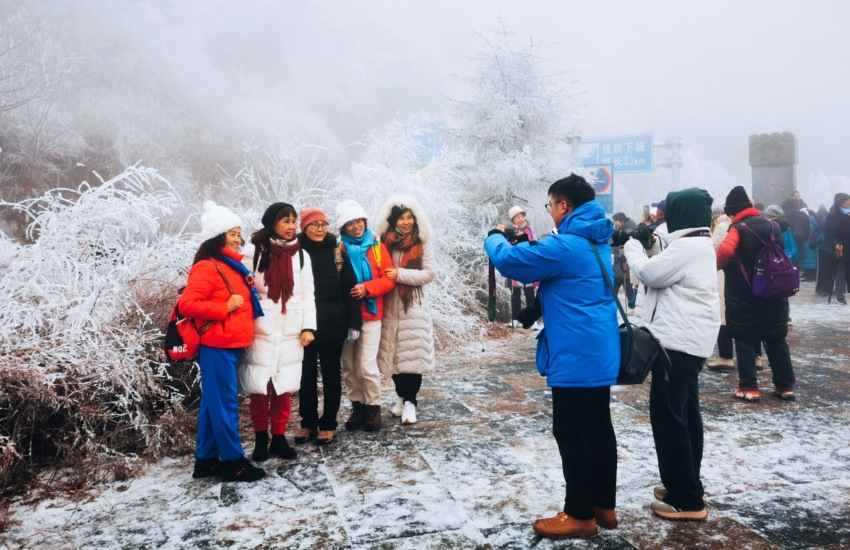 旅客們在秦嶺賞雪，游玩，拍照留念。呂春輝攝