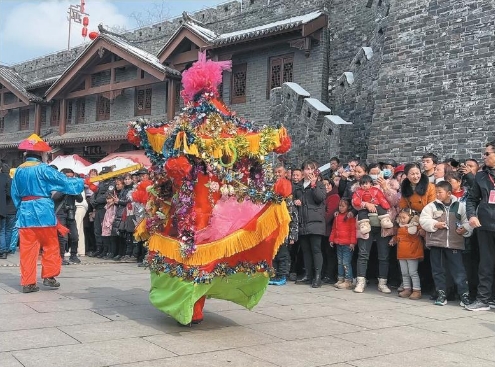 2月24日，第四屆“非遺鬧古鎮(zhèn) 歡樂過元宵”漢中市非物質(zhì)文化遺產(chǎn)項(xiàng)目展示展演活動(dòng)在城固縣上元觀古鎮(zhèn)舉辦。 記者 穆騁攝