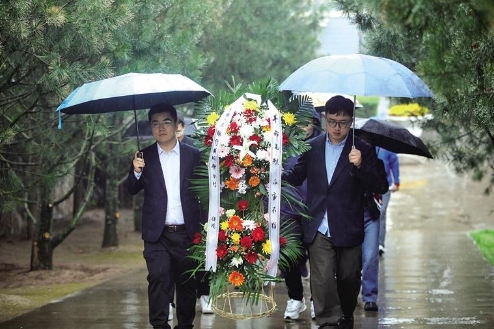 4月1日，在咸陽革命烈士陵園，市民冒雨敬獻(xiàn)花籃。 記者 文超攝