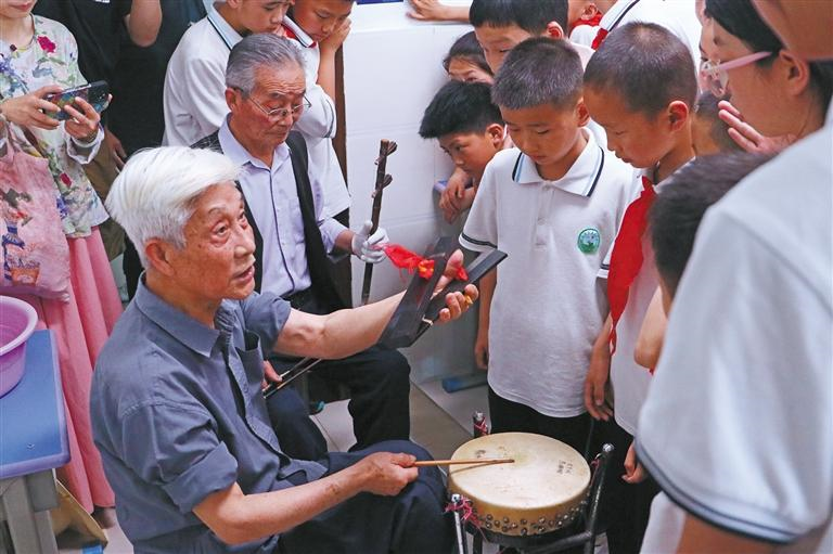 5月24日，安康市漢濱區(qū)城東小學(xué)，漢調(diào)二黃藝人在為學(xué)生表演。董劍南攝