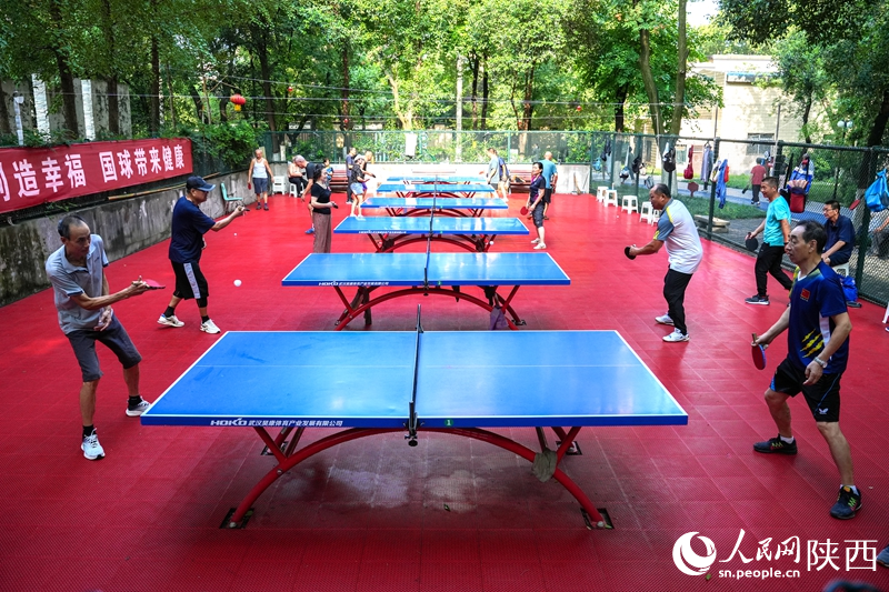 西安市勞動公園內(nèi)，乒乓球愛好者們激戰(zhàn)正酣。人民網(wǎng)記者 賈凱璐攝