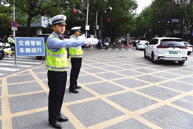 十月四日，交警在西安大唐不夜城景區(qū)周邊指揮交通。杜瑋攝