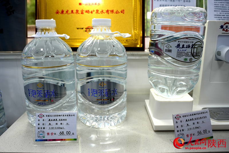 “龍王泉”包裝飲用水部分產(chǎn)品展示。人民網(wǎng)記者 李志強攝