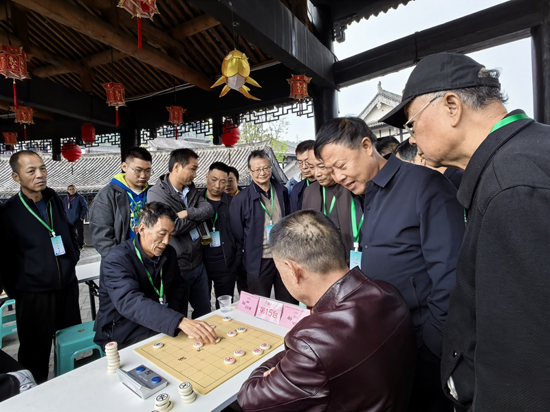 象棋比賽現(xiàn)場，眾人圍觀選手對決。石泉融媒供圖