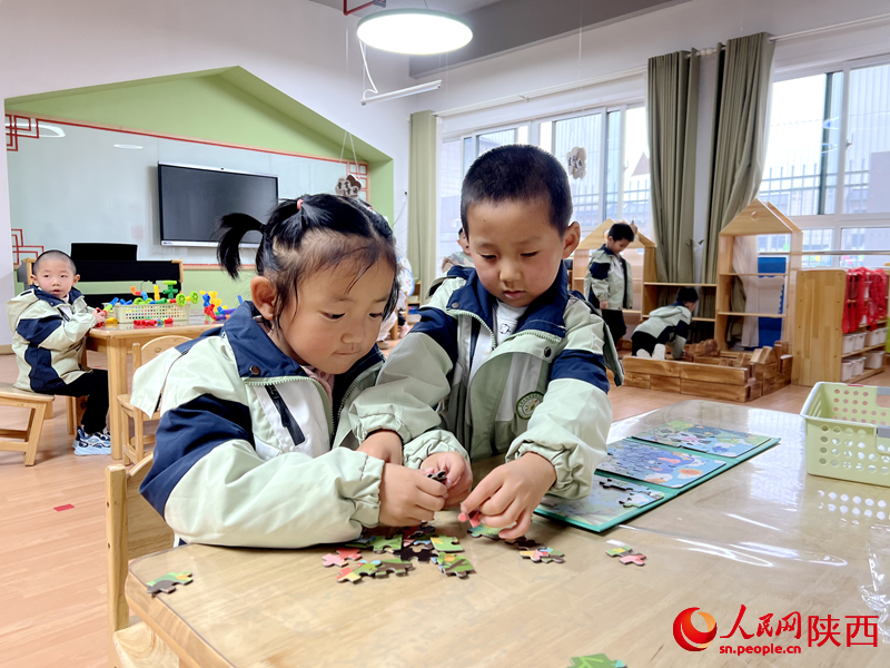 在鳳翔區(qū)第三幼兒園內(nèi)，小朋友正在上手工課。人民網(wǎng)記者 孫挺攝