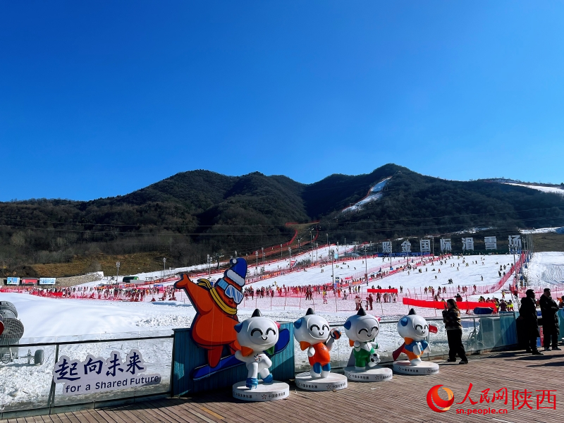 陜西銅川照金國際滑雪場，2024-2025雪季已開啟。人民網(wǎng)記者 魏鑫攝