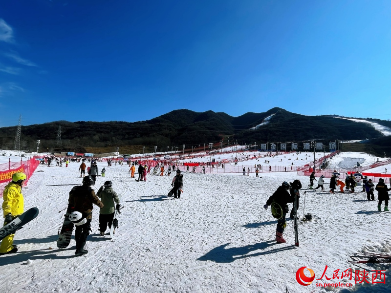 陜西銅川照金國際滑雪場，2024-2025雪季已開啟。人民網(wǎng)記者 魏鑫攝