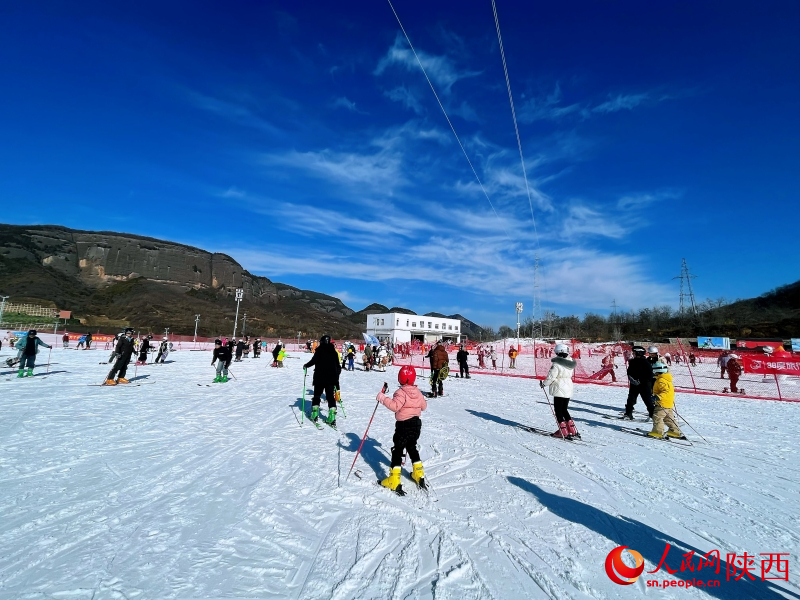 雪友們在滑雪場滑雪，盡情體驗滑雪運動帶來的快樂。人民網(wǎng)記者 魏鑫攝